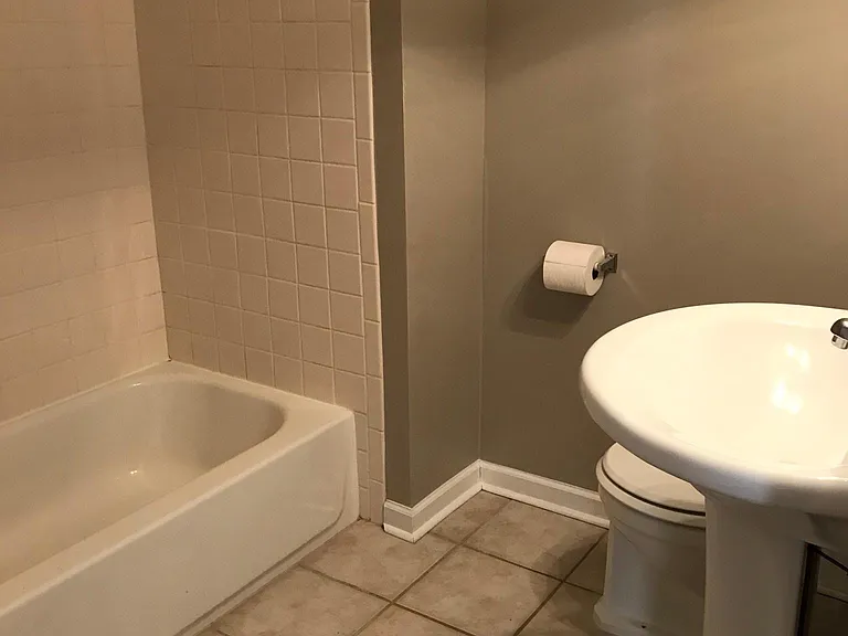 422 W Jefferson St #B — Photo 6