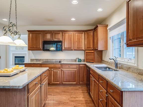 5th image of 15821 Winding Creek Ct
