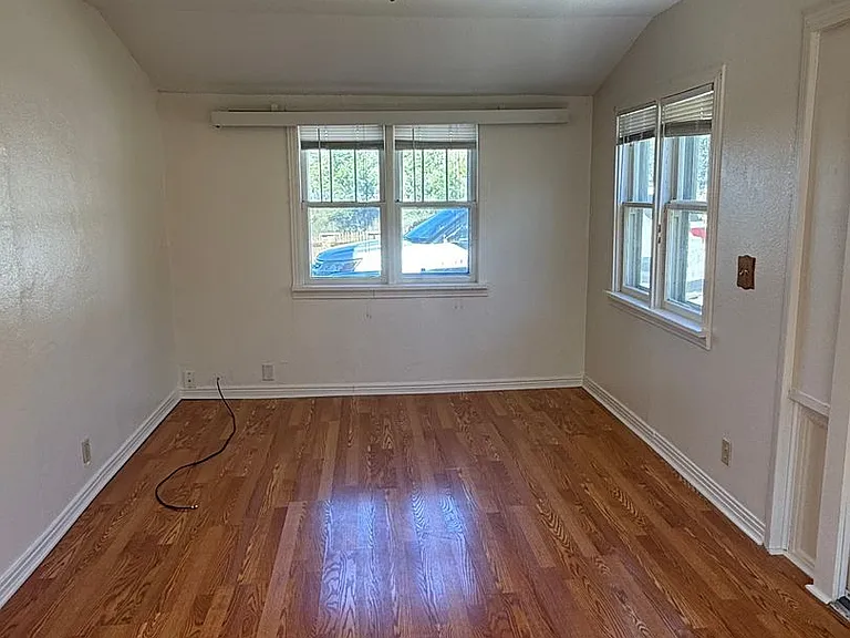 1001 Silverleaf Ave — Photo 3