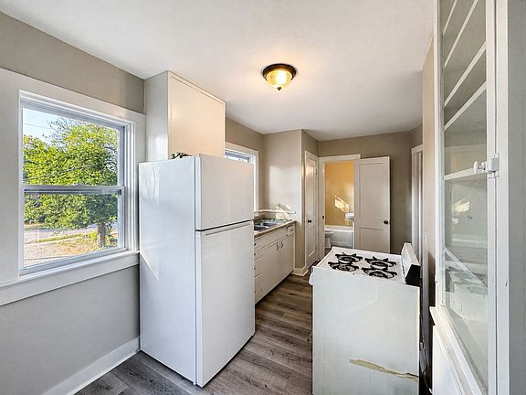 4th image of 554 Water St #D