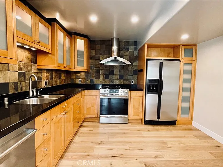 2183 Argyle Ave — Photo 4