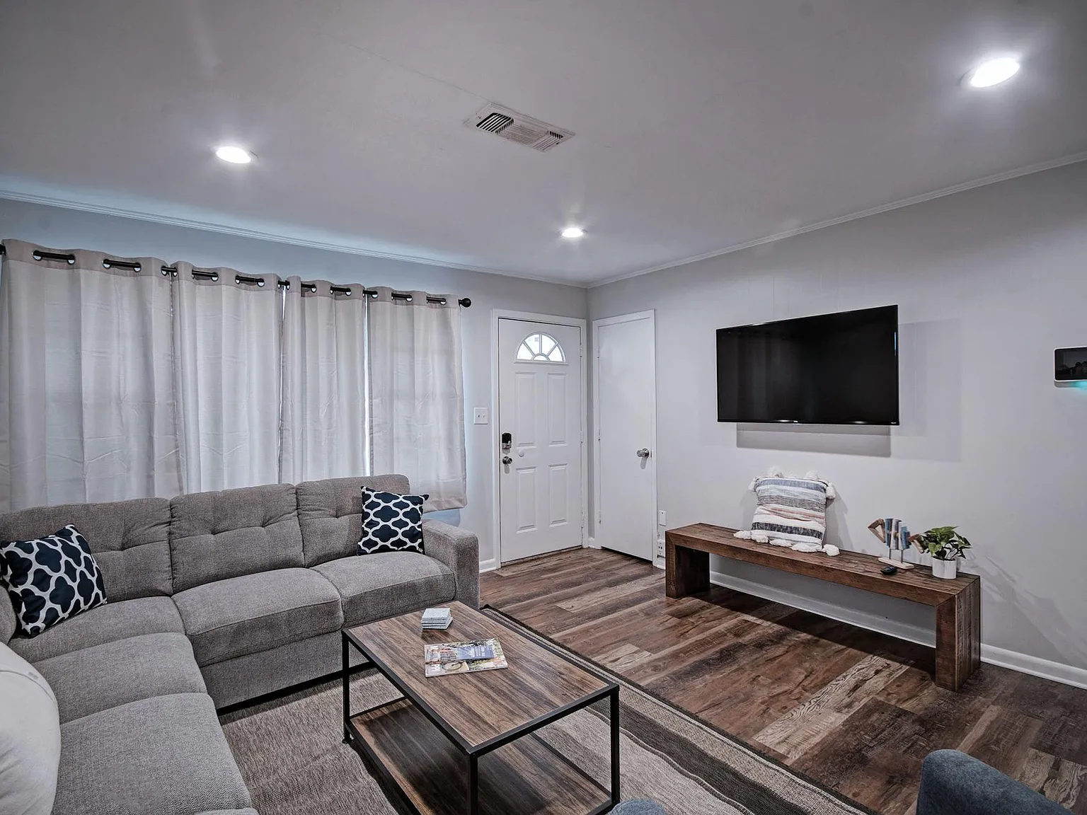 3 bed, 1.5 bath, 1230 sqft, $4,800 — Photo 3