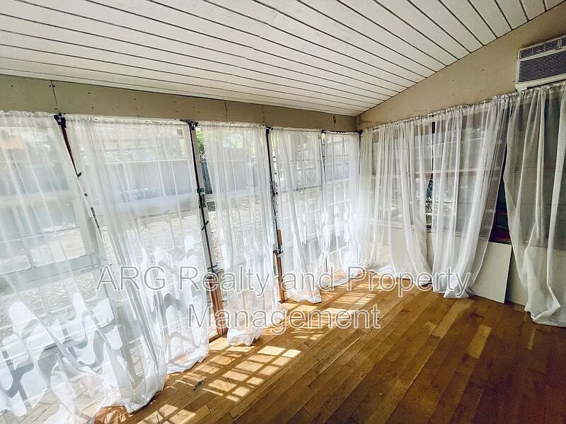 3 bed, 2.0 bath, 1682 sqft, $3,000 — Photo 3