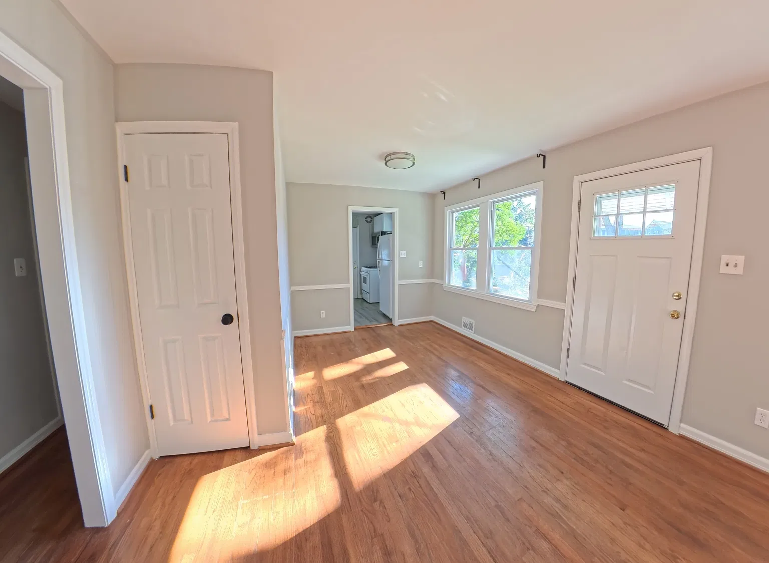 3 bed, 1300 sqft, $3,300 — Photo 4