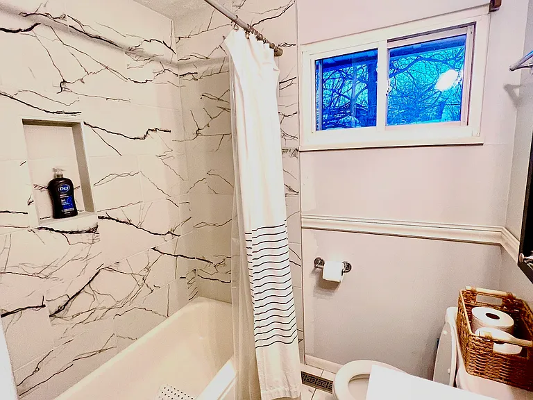 Full bathroom 1