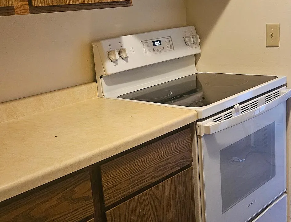 Kitchen-glass top stove