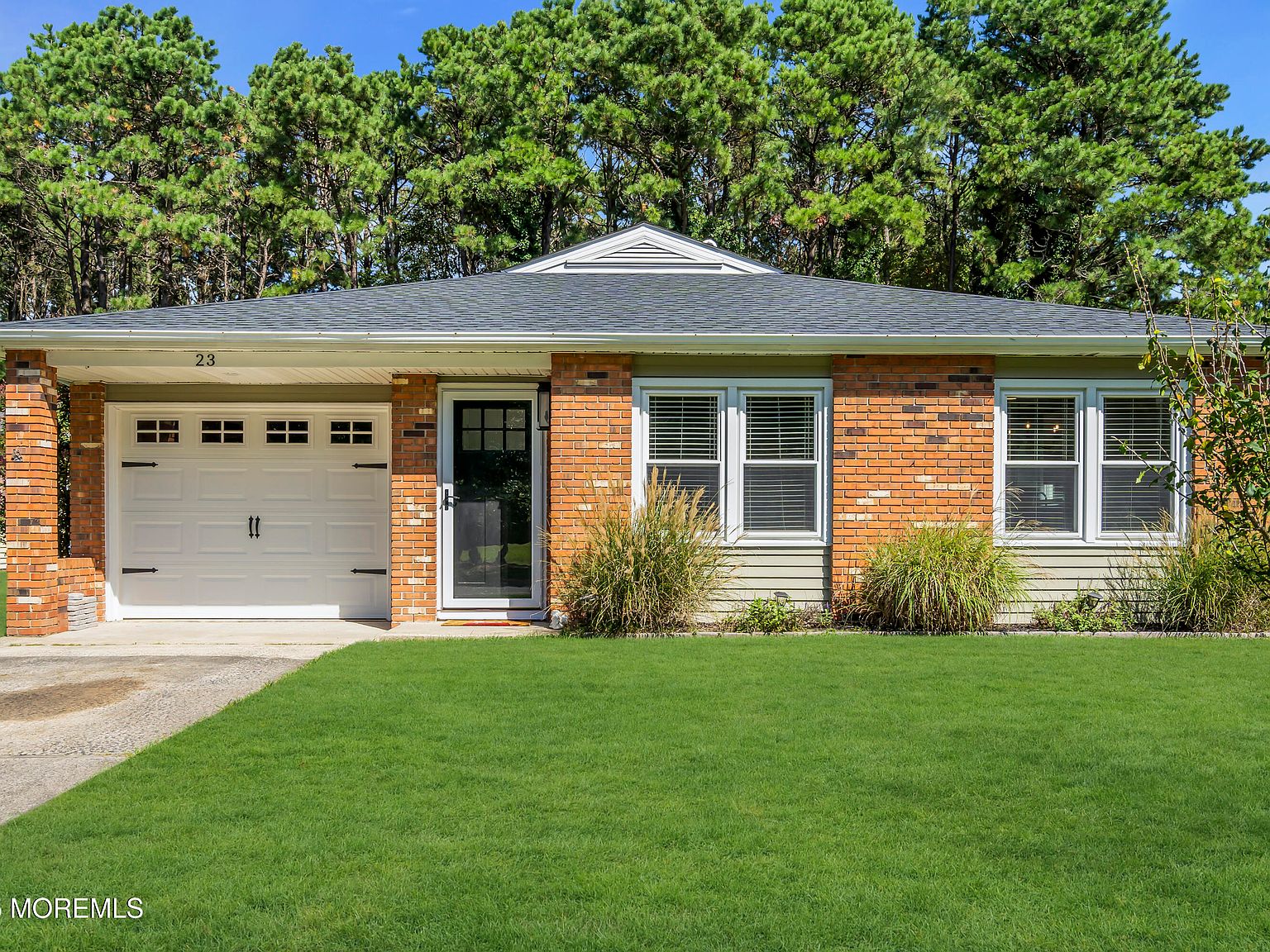 23 Lions Head Boulevard S