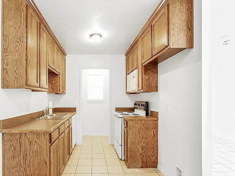 315 Isbell Rd — Photo 9