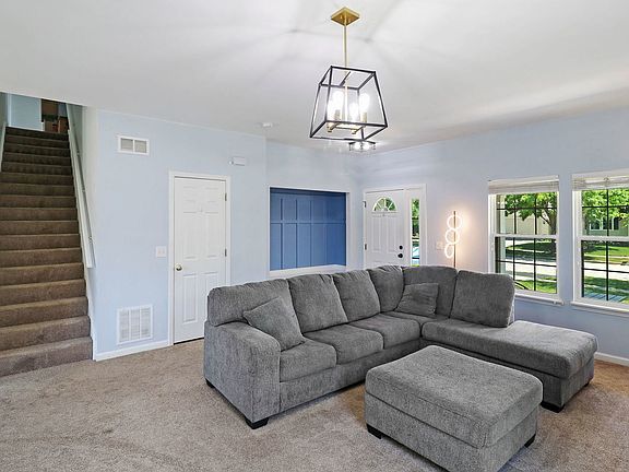 4th image of 322 Hawthorn Ln