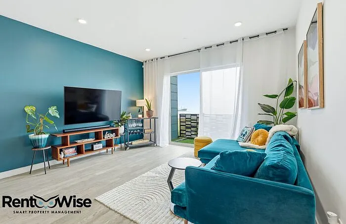 594 Hudson Ave — Photo 4