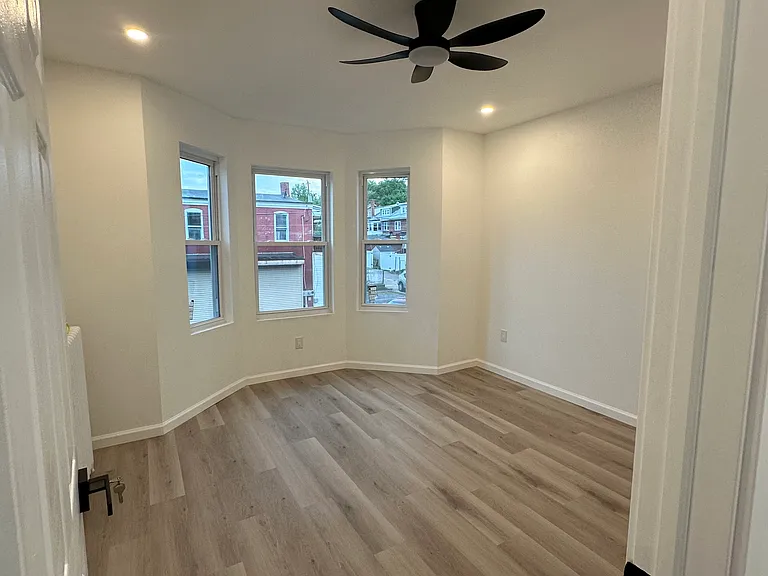 525 Perry St — Photo 29
