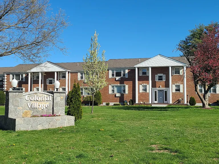 Colonial Village Apartments & Townhomes at Colonial Village — Photo 10