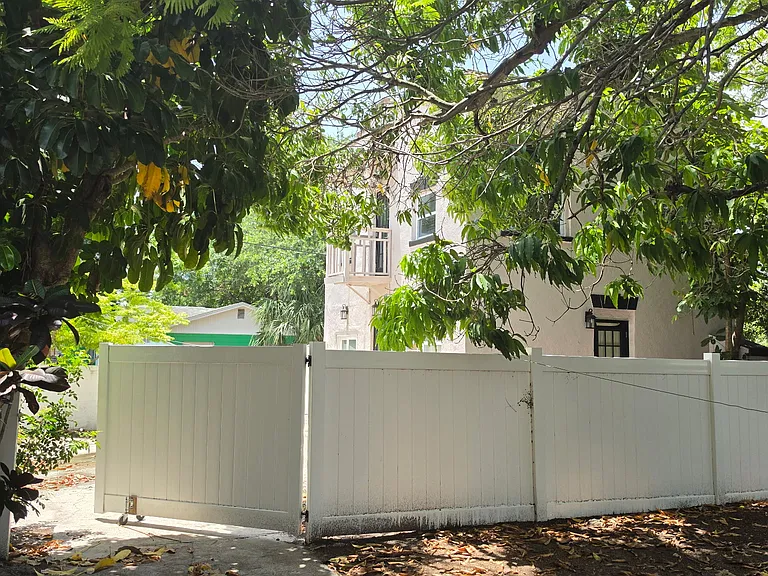 2102 W La Salle St — Photo 20