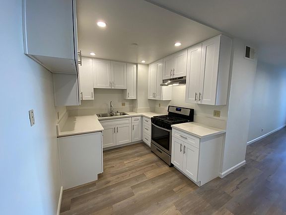 3rd image of 405 Ivy St #107