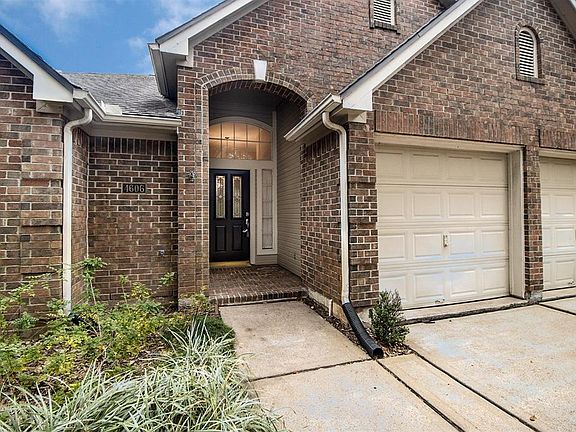 A beautiful archway greets you every time you come home! Let's take a look inside!