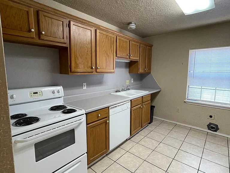 1106 NW Columbia Ave #9 — Photo 6