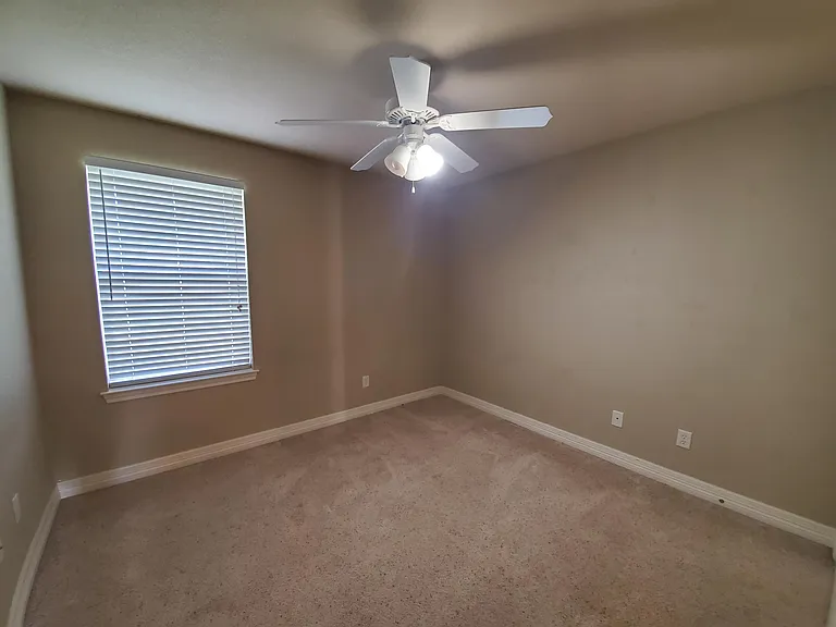 208 Amanda Ct — Photo 13