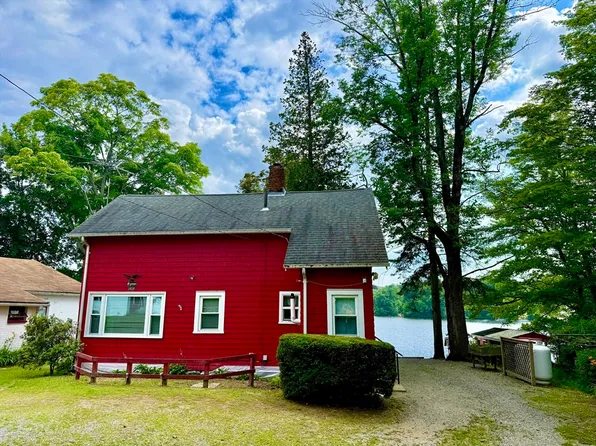 8 Union Rd, Wales, MA 01081