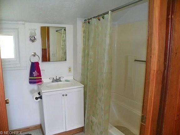 bath with full tubwall