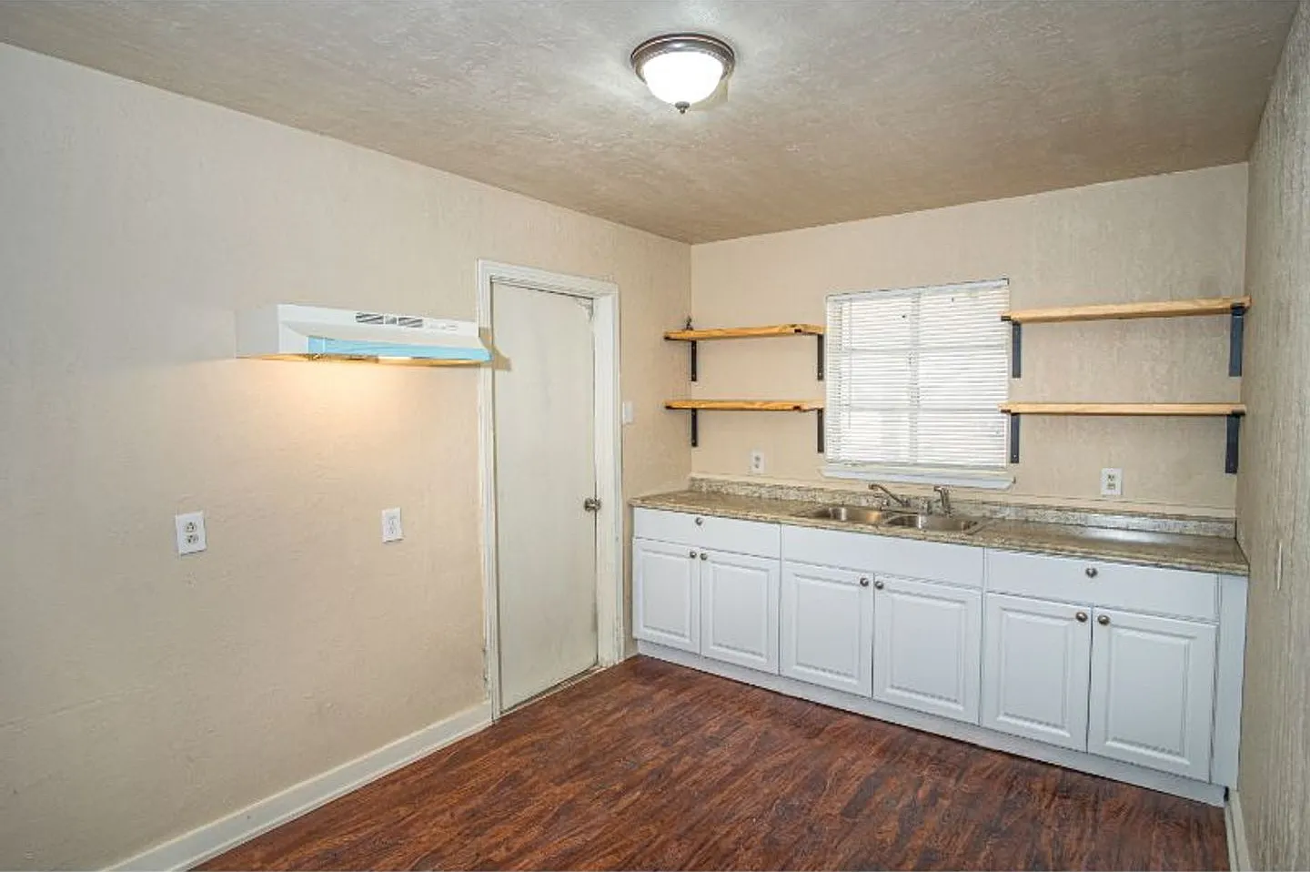 Cozy Remodeled Home Near Downtown — Photo 4