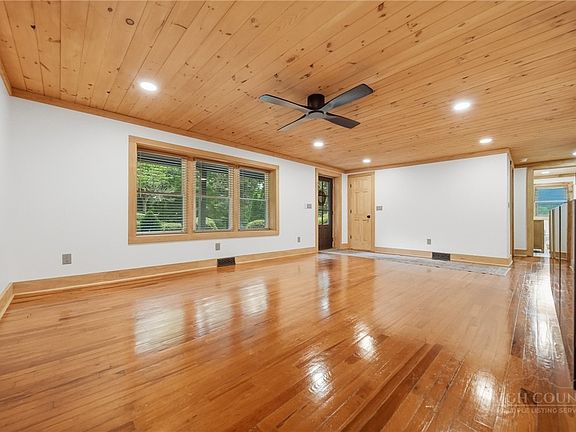 3rd image of 418 NW Arlington Circle