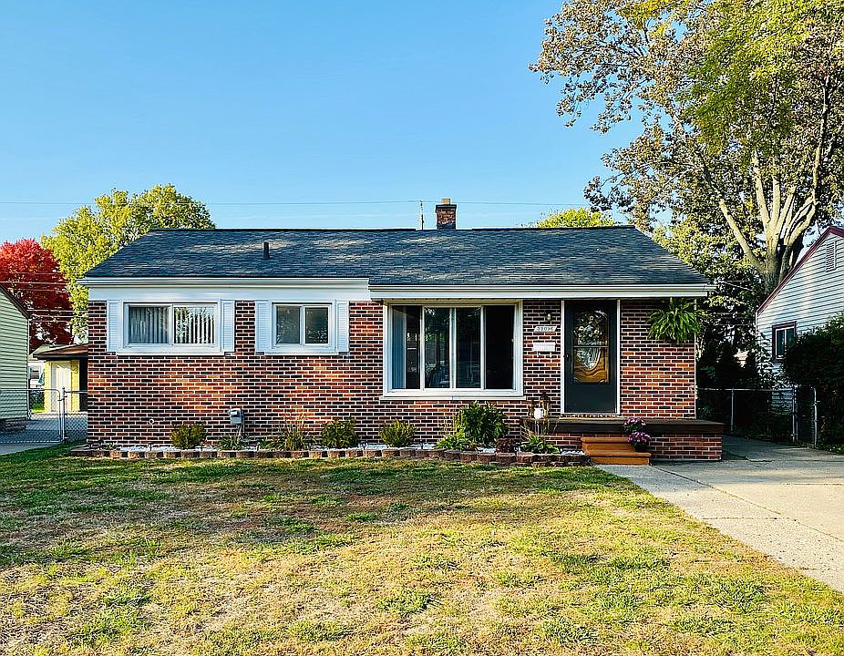 1st image of 32096 Glen St