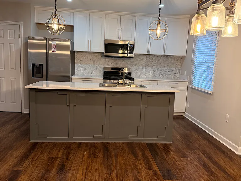 1104 Oak Knoll Ter SE — Photo 1