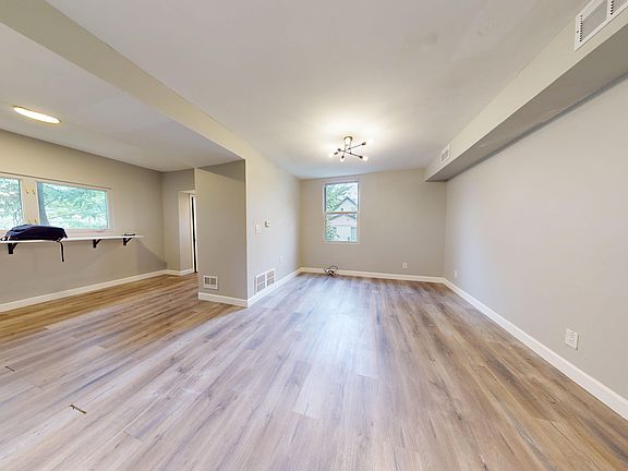 3rd image of 132 Goodall St #R