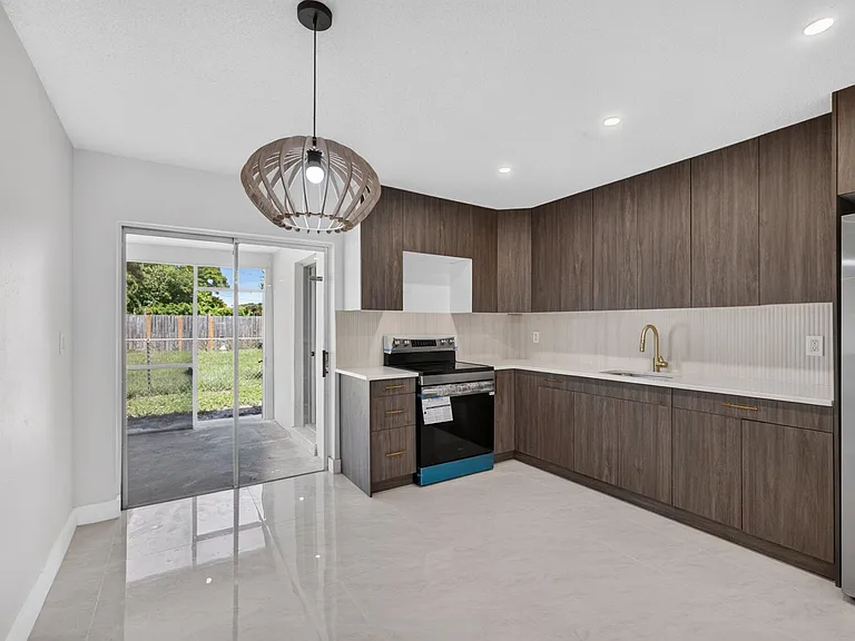 3943 Roan Ct W — Photo 12