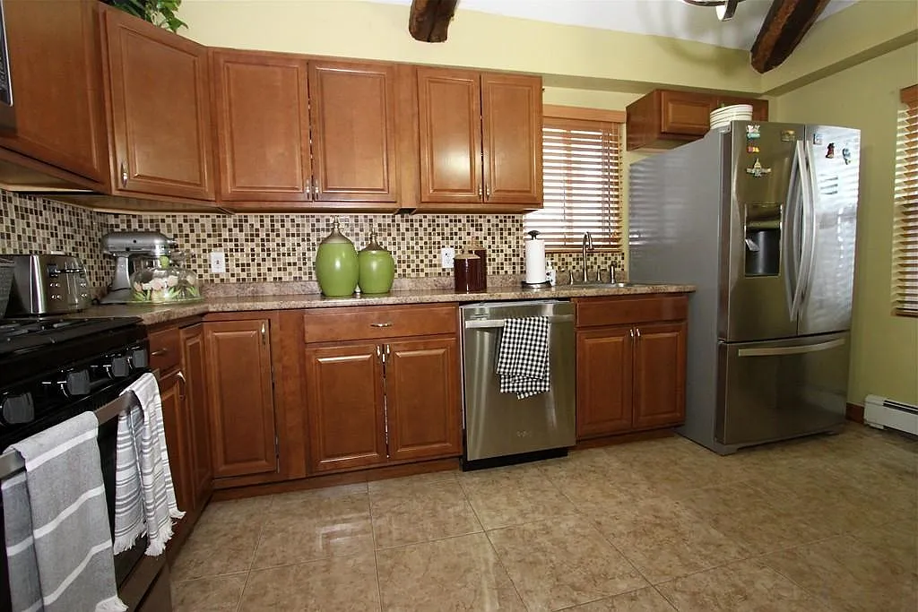 4 bed, 9999 sqft, $3,600 — Photo 3