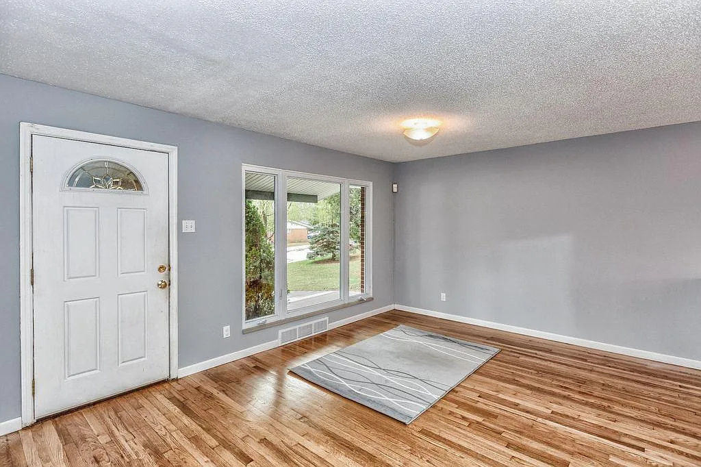 3 bed, 1260 sqft, $2,100 — Photo 2
