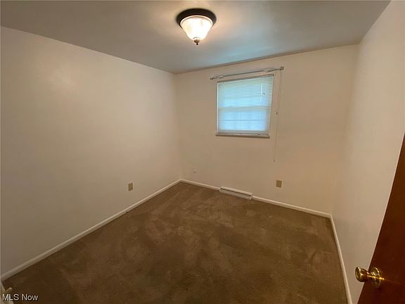 5th image of 155 Karen Pl