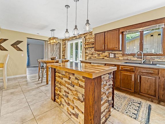5th image of 972 Westfield Ln