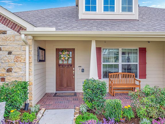 3rd image of 261 W Lantana Cir