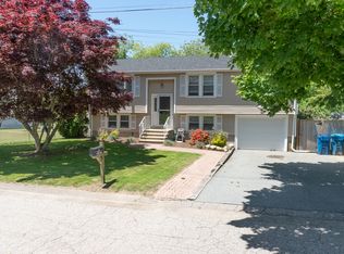30 Lock Ln, Portsmouth, RI 02871