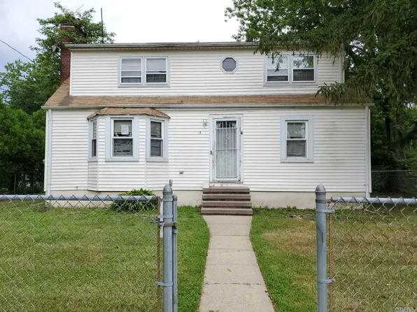 18 Bailey Dr, Massapequa, NY 11758