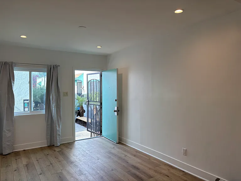 1732 W 20th St #1734-3/4 — Photo 4