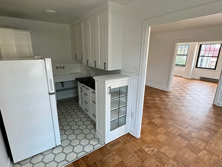 Comfortable Urban Living in a Classic Brick Building Near UW & Light Rail — Photo 65