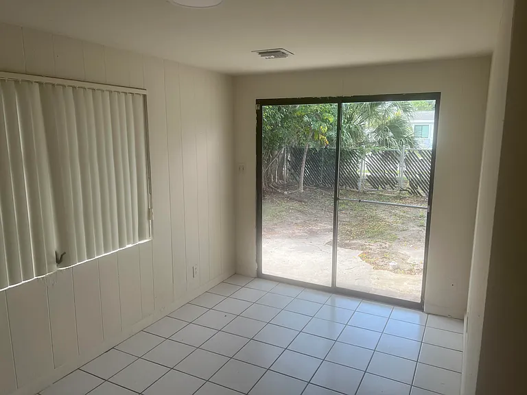2410 SW 44th Ave — Photo 7