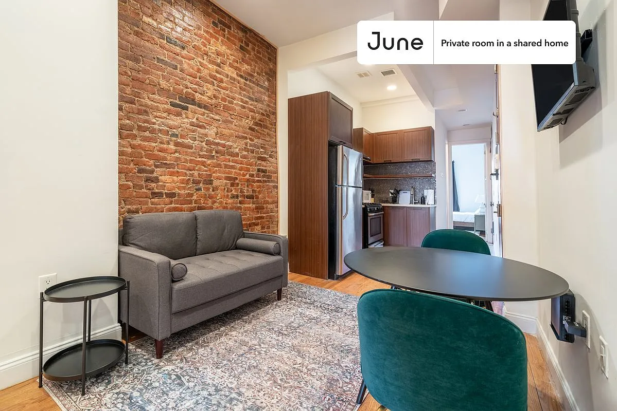 Queen bedroom in 3 bed/2 bath home in Bushwick #892 A — Photo 3