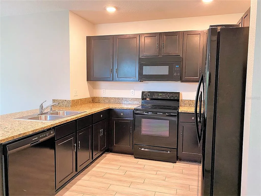 3 bed, 2.0 bath, 1529 sqft, $2,400 — Photo 4