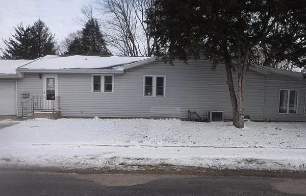 312 W North St photo 1