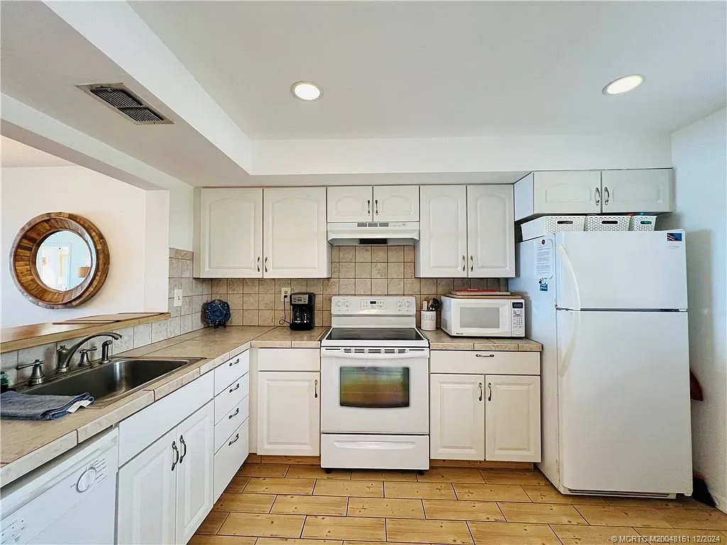 2 bed, 2.0 bath, 1053 sqft, $5,600 — Photo 3