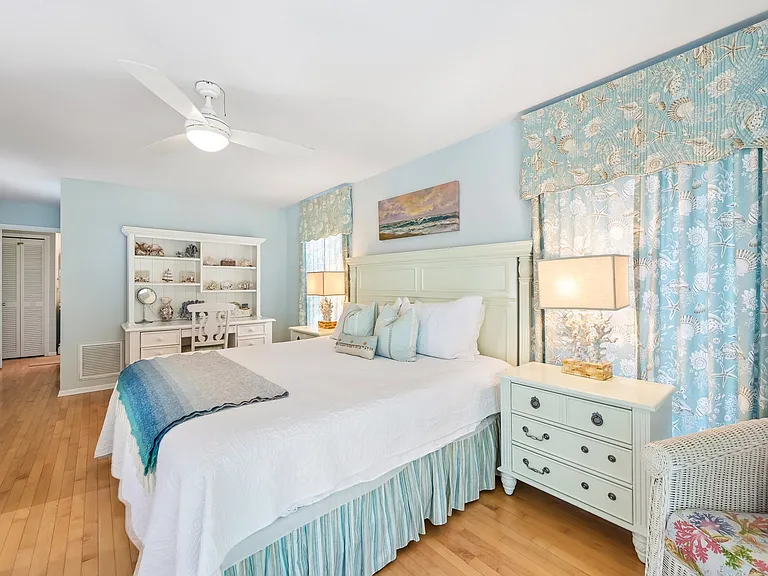 Guest bedroom 1/king bed/balcony with a view