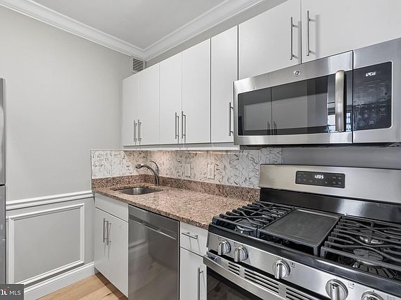 5th image of 219 S 18th St #901