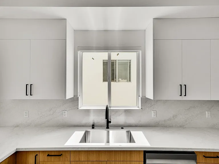 5022 Cahuenga Blvd — Photo 24