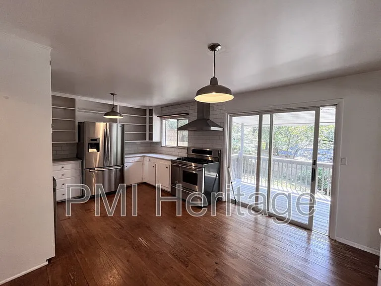 1139 N Sunset Dr — Photo 3