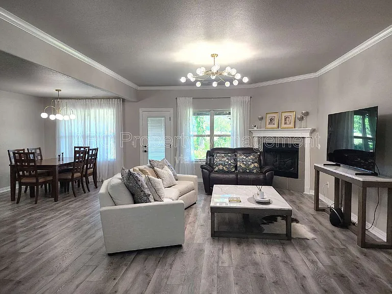 5009 E Truman Ln — Photo 4