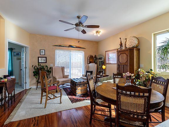 Upper level dining/living