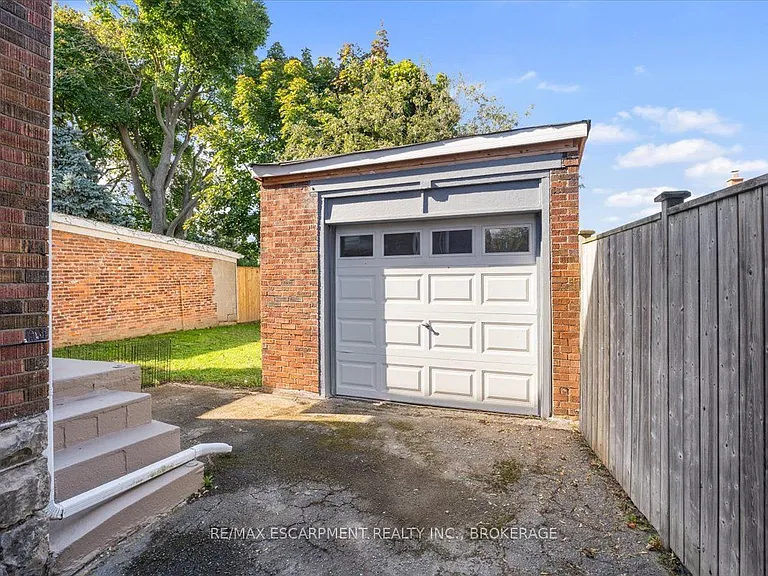 3 Carleton St S #MAIN — Photo 25